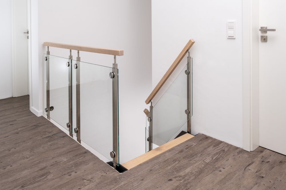 Brüstungsgeländer mit Glasfüllung und Holzhandlauf