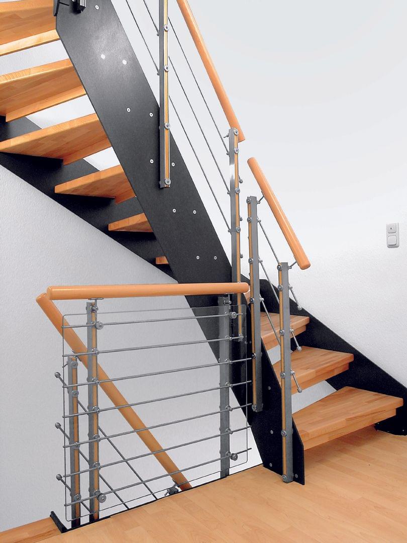 Holztreppe Loft viertelgewendelte Schmalwangentreppe mit Holzhandlauf Edelstahl Reling Brüstungsgeländer