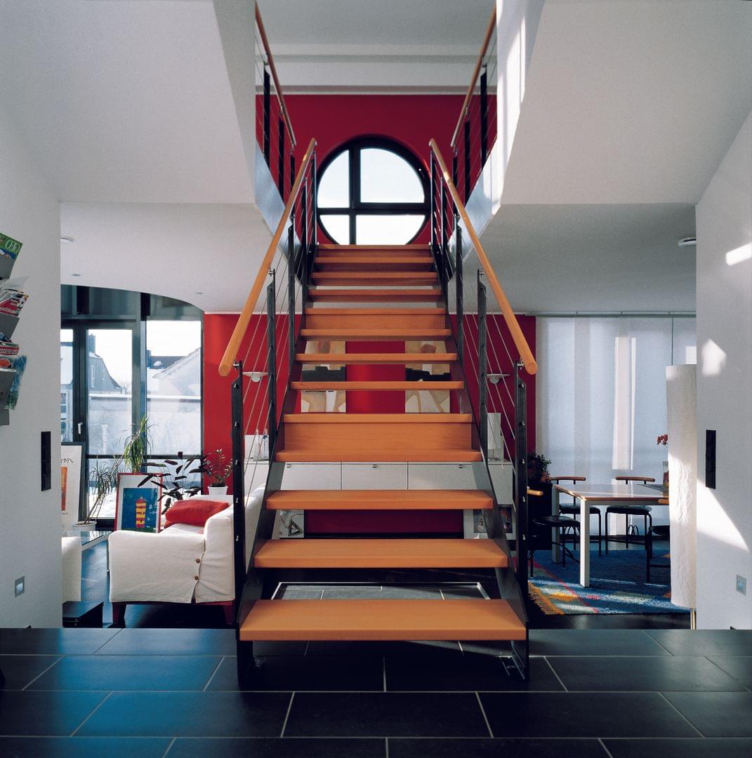 Holztreppe Loft gerade Schmalwangentreppe mit Edelstahl Reling und Podest im Treppenhaus