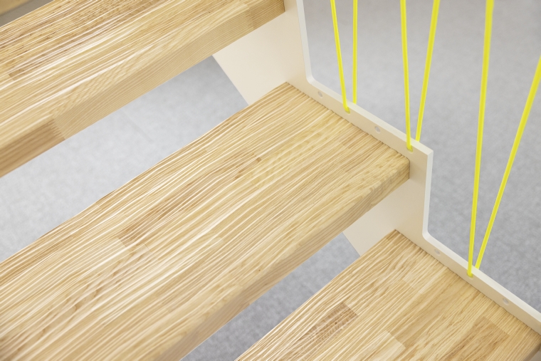 Senzu Stufe Detailansicht mit Cordis Geländer