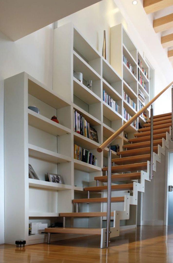 Gerade weißlackierte Stahlwangentreppe Ferro mit Holzstufen als Bibliothektreppe von Treppenmeister
